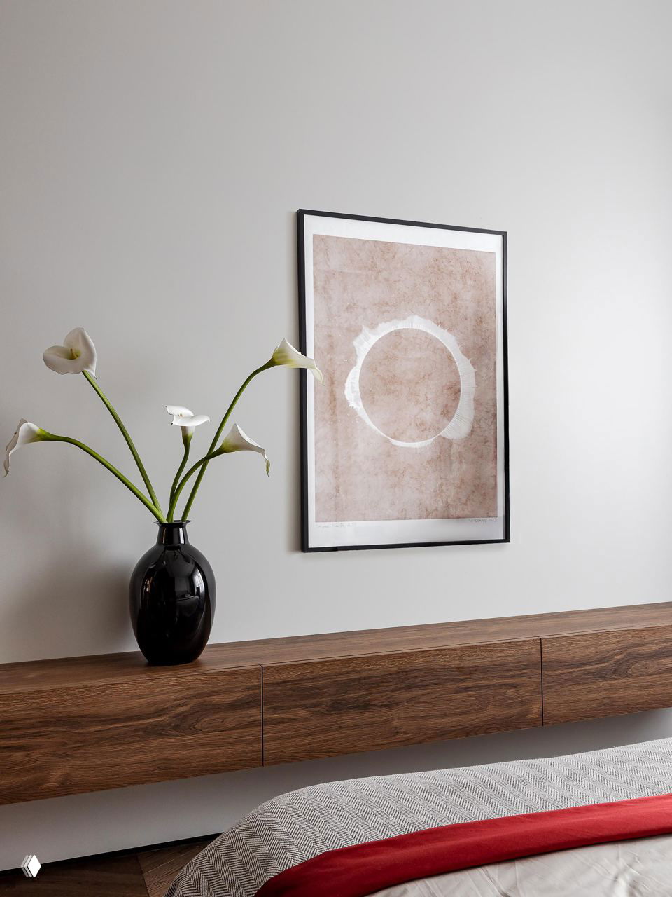 Декор и аксессуары в интерьере: картина в рамке над деревянной консолью и ваза с цветами — пример лаконичных решений и сбалансированных акцентов в проекте.