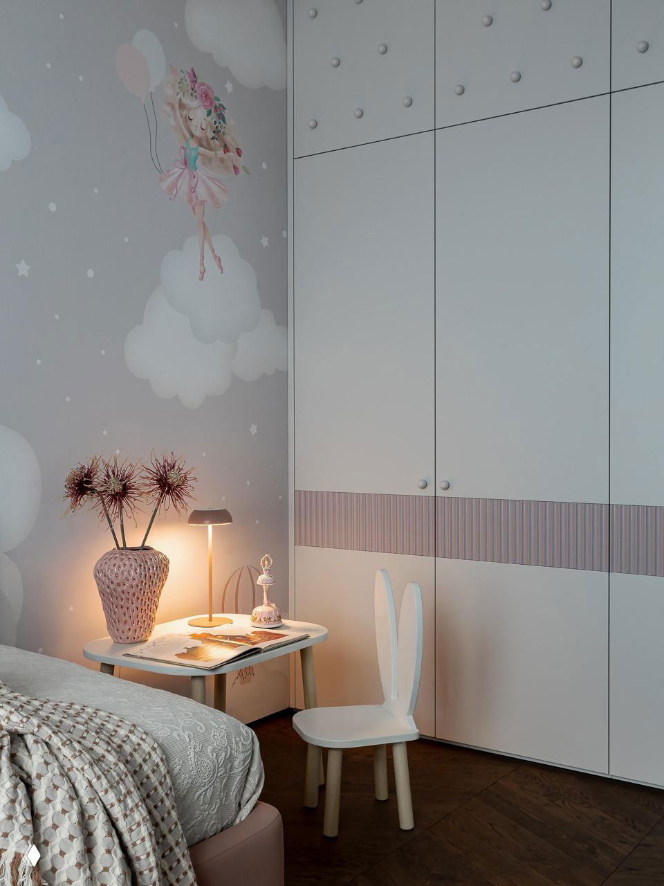 Детская зона с иллюстрацией на стене, лампой и маленьким столиком; мягкая палитра и функциональная мебель для ребёнка в общем стиле квартиры.