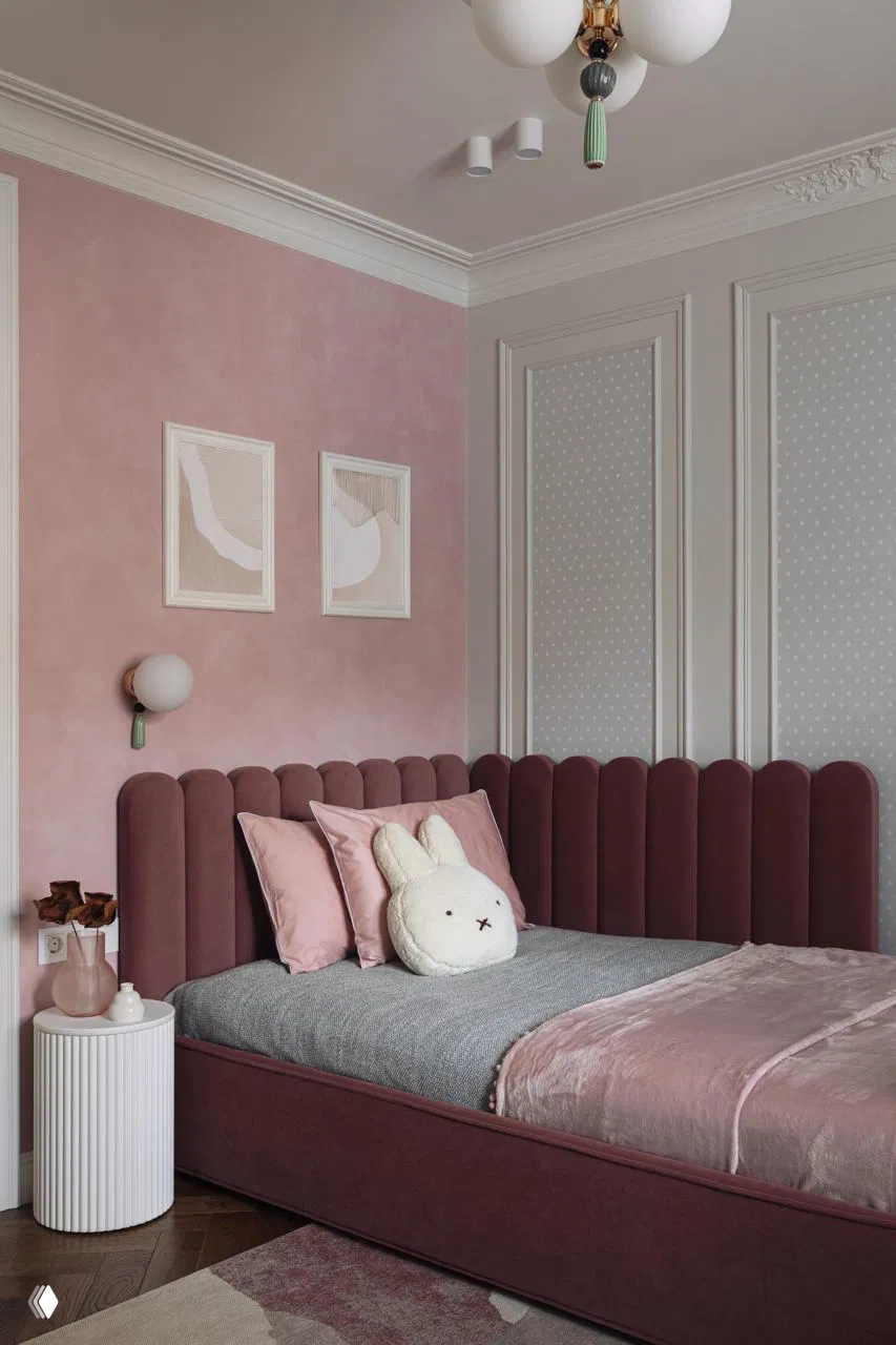 Детская в розово-пастельных тонах: бархатное изголовье кровати, розовые стены и спокойный декоративный текстиль, элементы скандинавского стиля.
