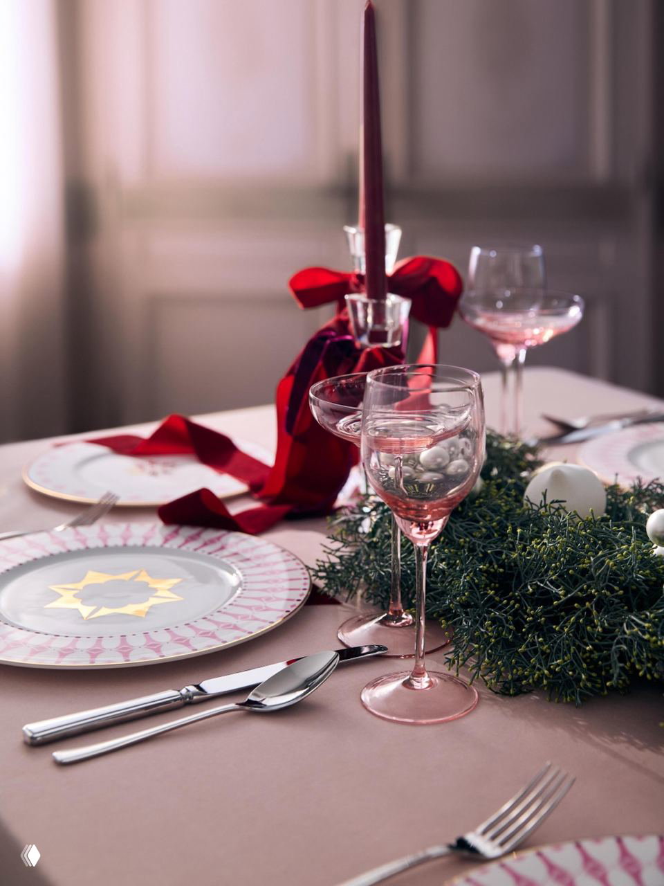 Бокалы и столовый набор в розовых тонах в кадре: подчёркнуты стеклянные бокалы и детали сервировки из коллекции «Пурпур» с мягким вечерним освещением.