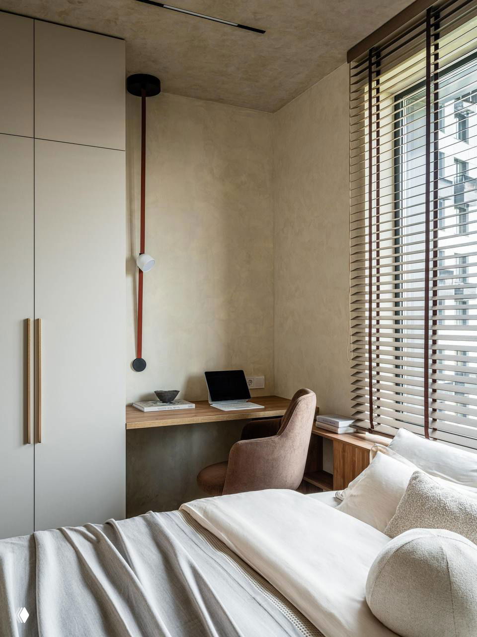 Уютная спальня в нейтральной гамме: кровать с монохромным текстилем, деревянные тумбы и декоративные предметы, которые создают тёплую атмосферу.