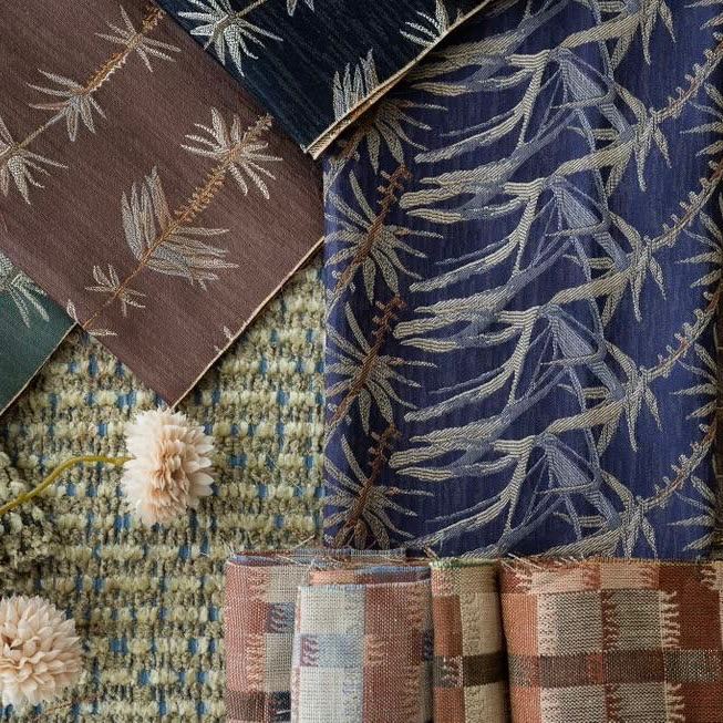 Образцы тканей и текстильных структур: образцы с растительными принтами и фактурной тканью в винтажной, «пыльной» палитре, подходящие для спокойных интерьеров.