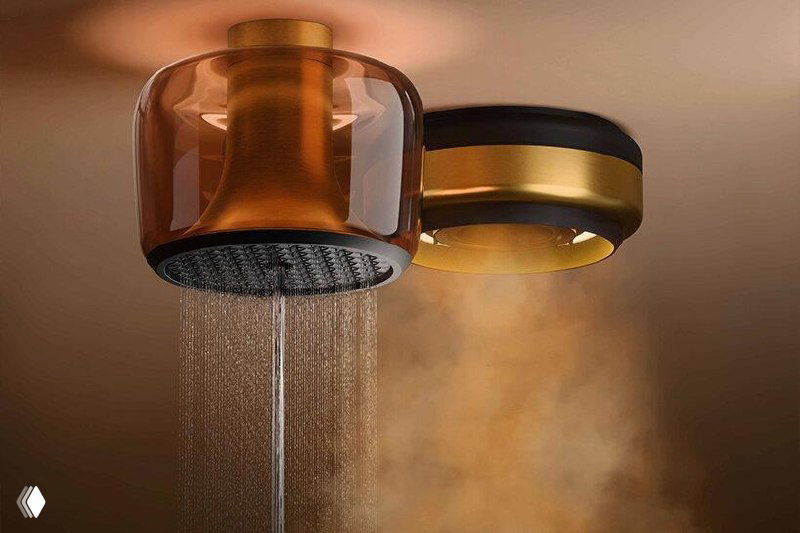 Крупный план потолочного душа Gessi: одновременно струйный поток воды и клубы пара, медно-золотистая отделка и современная насадка