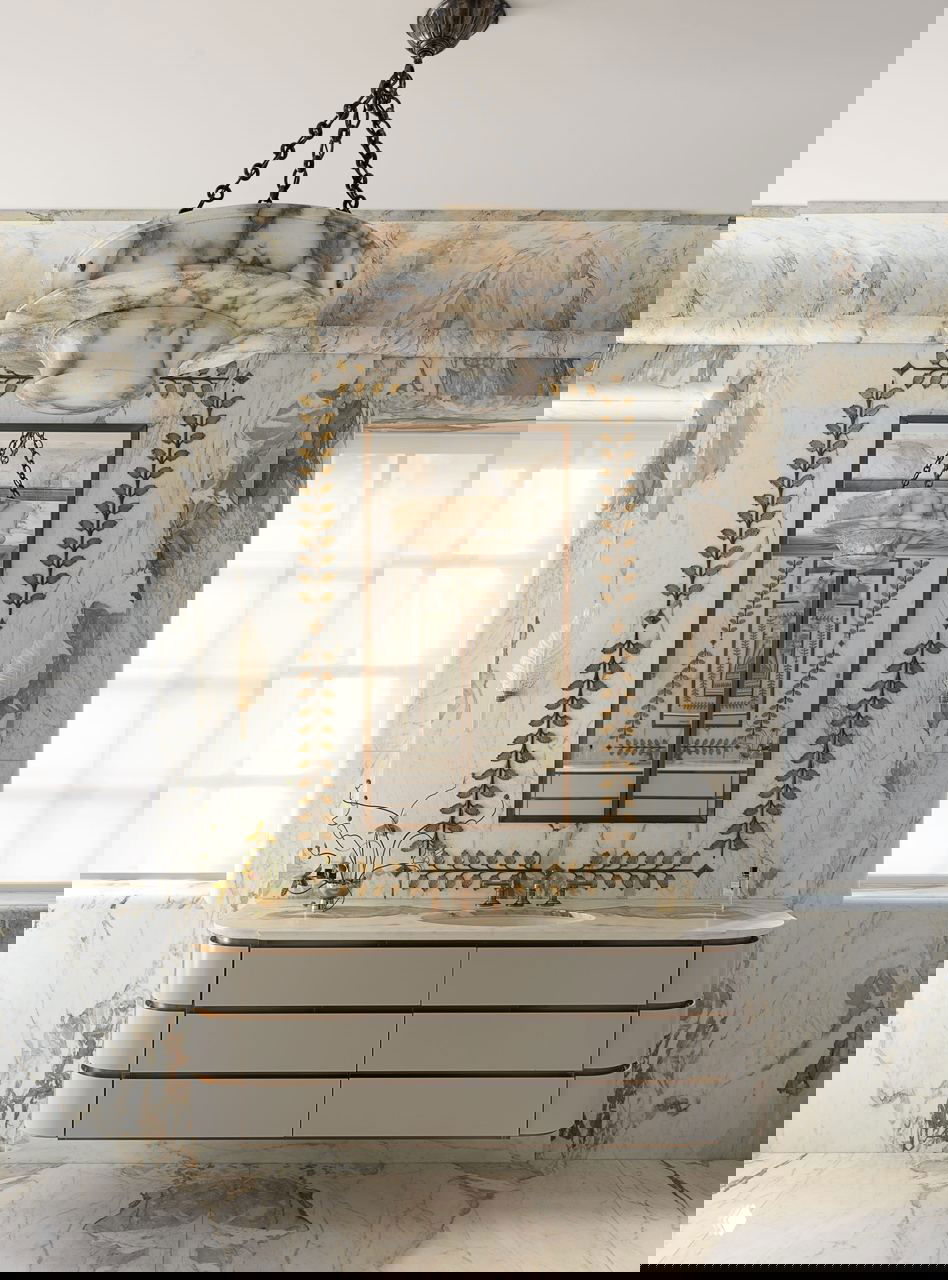 Ванная с мраморной отделкой, декоративным барочным зеркалом и позолочными акцентами; композиция в классическом духе.