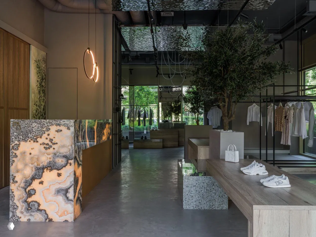 Бутик Ple Ple в Тюмени: живое дерево и оникс