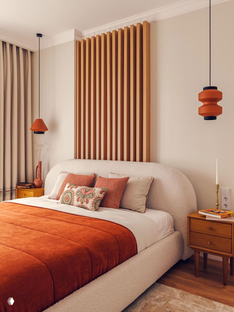 Спальня с широкой мягкой кроватью и вертикальными деревянными планками за изголовьем, висящие терракотовые светильники и сдержанная пастельная палитра.