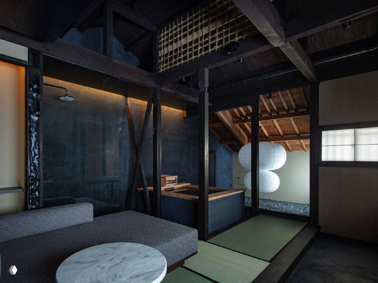 Гостиная с татами, низким столиком и современной мебелью при сохранённом деревянном каркасе и традиционной японской эстетике интерьера