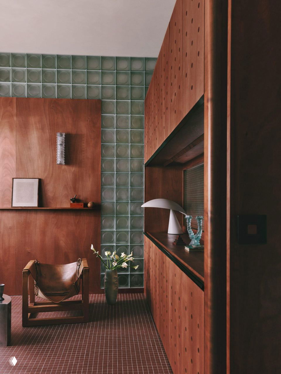 Стеклоблоки и красное дерево — студия в амбаре