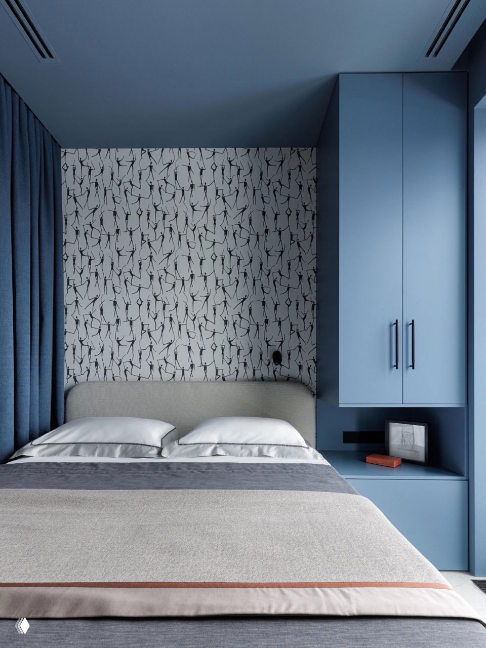 Спальня в холодных синих тонах: узорные обои за изголовьем, встроенный шкаф и спокойный текстиль, лаконичный современный интерьер.