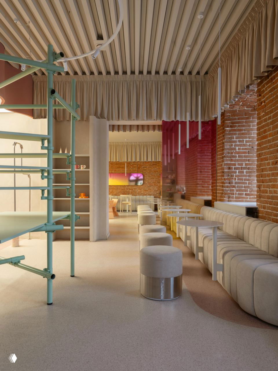 Продольный вид интерьера: мягкие пуфы, ряды столиков, оголённая кирпичная кладка и розовая стеклянная перегородка — открытая планировка с акцентами.