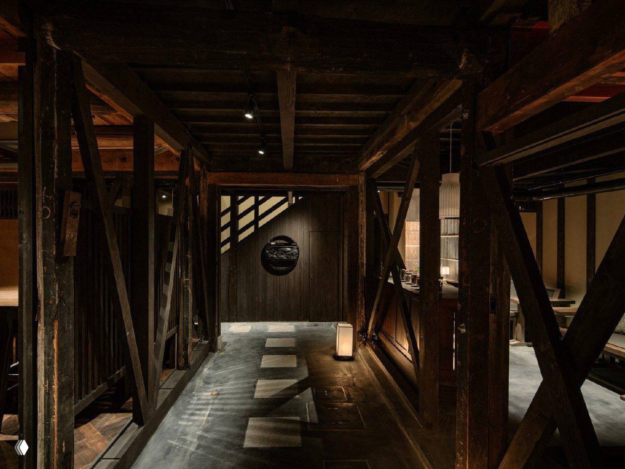 Ванная зона и интегрированное купальное место рядом с жилым пространством: деревянные балки, светлый купель и минималистичный интерьер в японском стиле