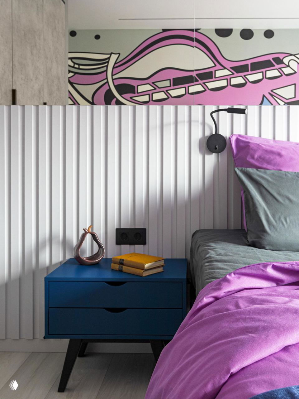 Спальня с насыщенной фиолетовой постелью, синей прикроватной тумбой и графичным принтом на стене — пример игры с цветом и принтом в комнате.