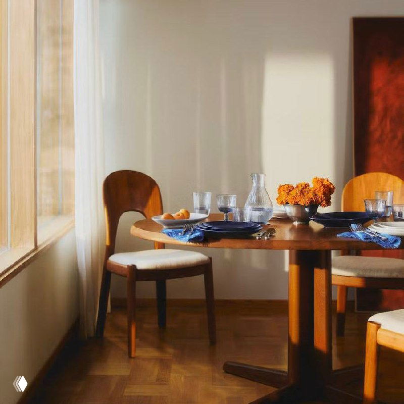 Сервировка столовой посуды в праздничной композиции: тарелки и столовые приборы коллекции Blå Eld/Swedish Grace, изображение частично искажено цифровыми артефактами.