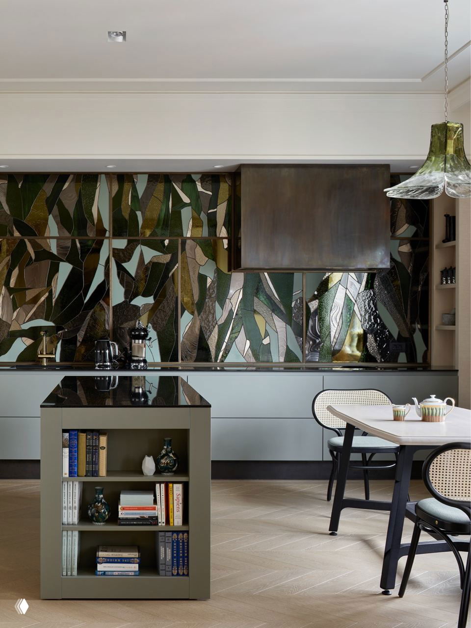 Современная кухня с островом и открытыми нишами для книг и декора вместо верхних шкафов, стеклянные и керамические аксессуары на полках.