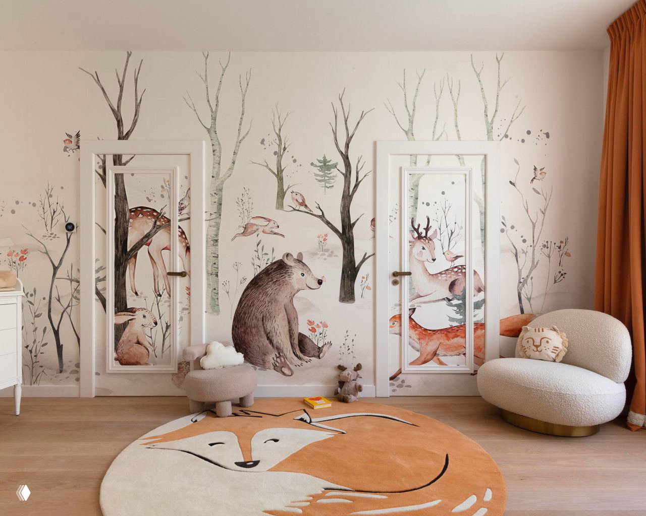 Детская комната с настенной росписью лесных животных, двумя дверями в нишах, округлым оранжево-бежевым ковром и мягким креслом.