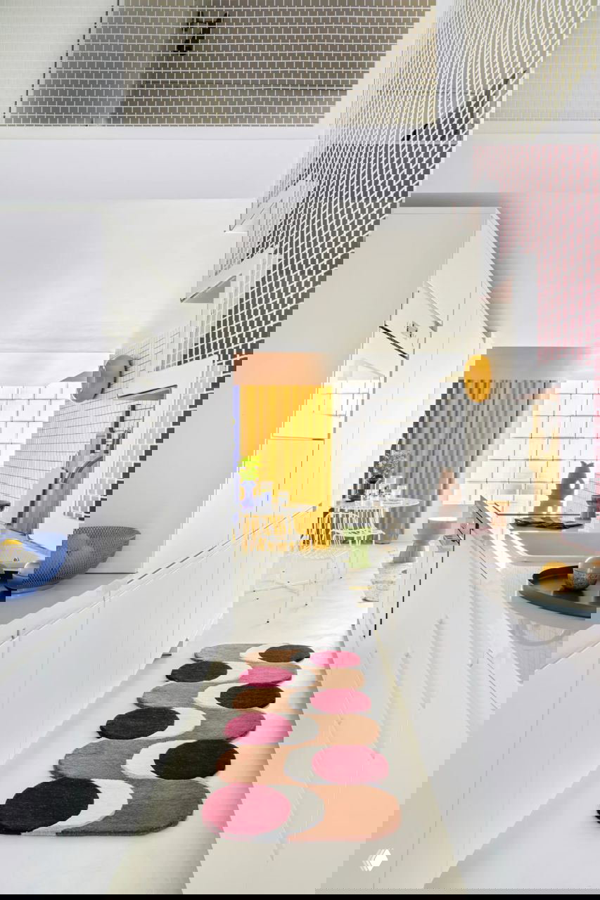 Квартира в Марселе: дайвинг-клуб с поп-арт интерьером