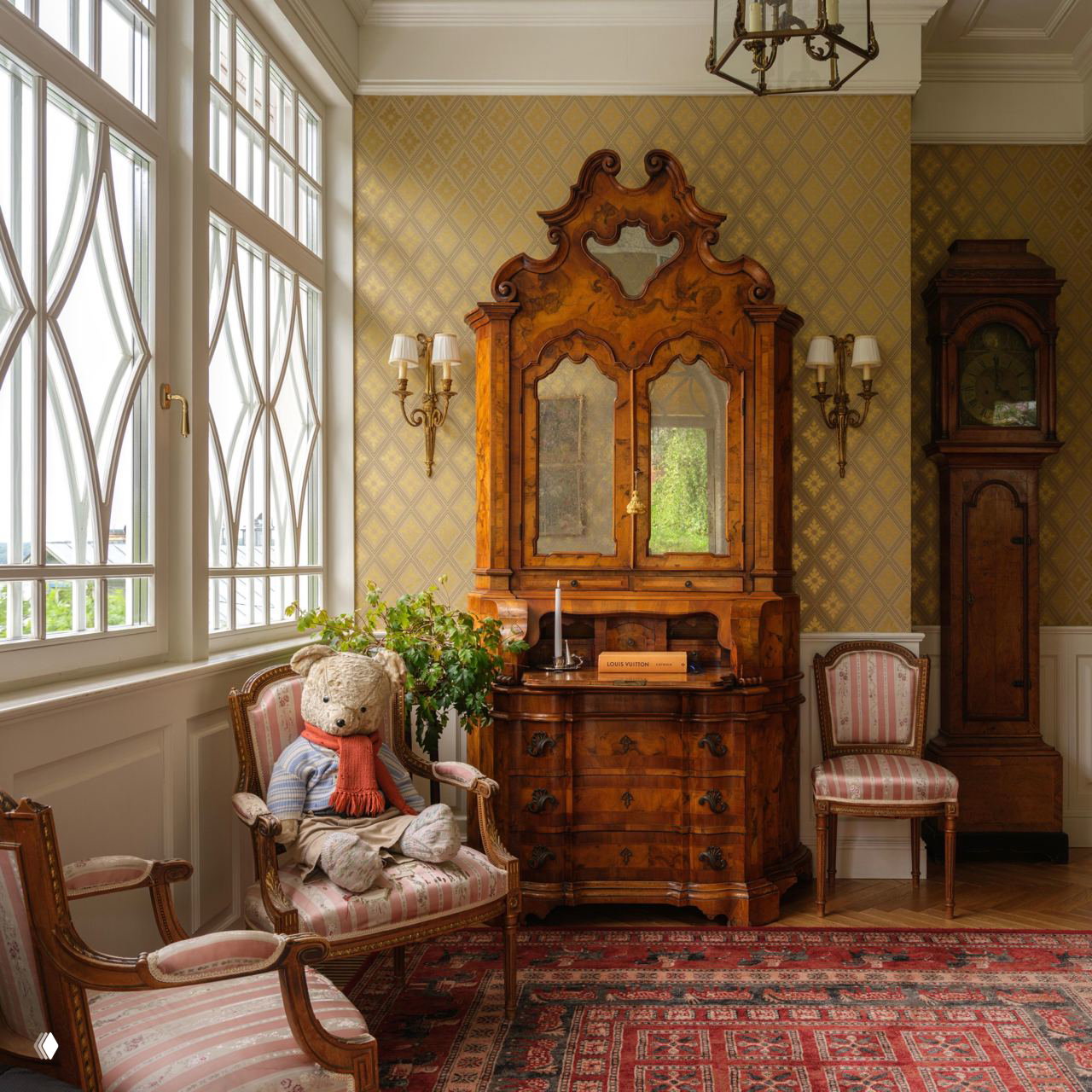 Классическая гостиная с антикварным деревянным шкафом, креслами в винтажном стиле, расписным ковром у окна и игрушкой на кресле как элементом уюта.