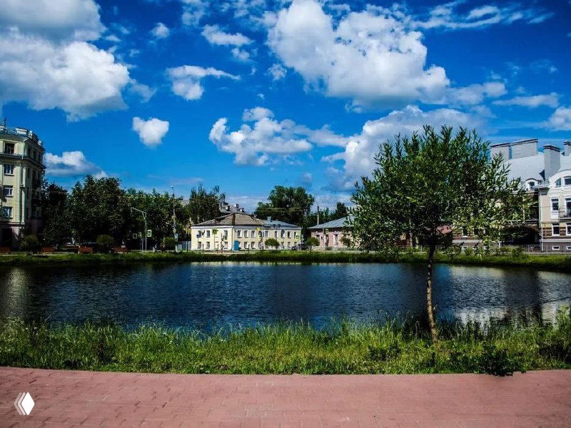 Пруд на улице Шагова с набережной и отражением деревьев — фотография содержит цифровые артефакты и искажения изображения