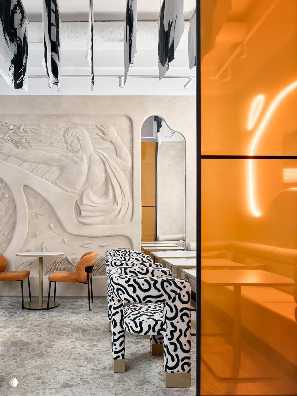 Барельеф советского модернизма в интерьере ANY Coffee Spot: текстурная стена, округлые зеркала и прозрачные оранжевые перегородки в кадре.