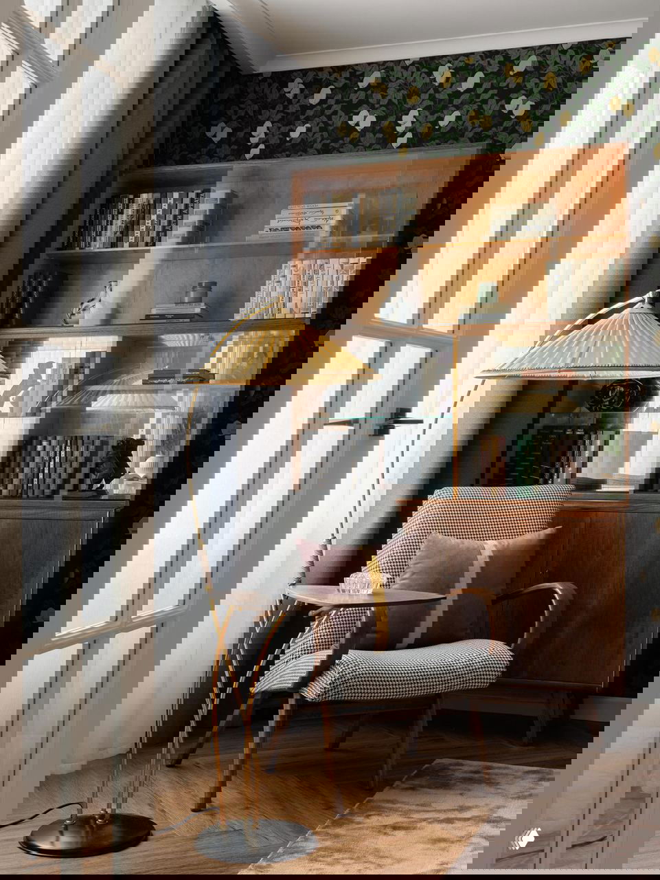 Небольшой уголок с ретро-креслом, стеклянной витриной для книг и лампой с плетёным абажуром — винтажный акцент в интерьере.