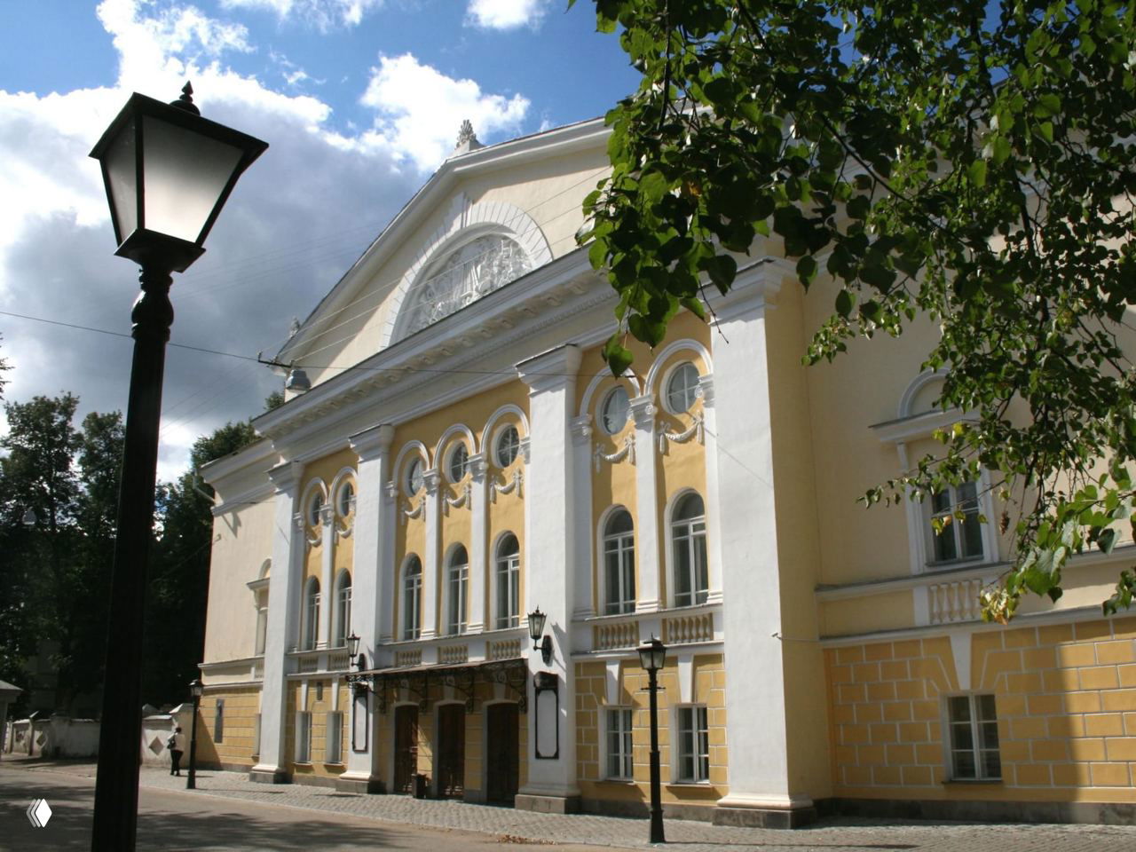 Фасад Костромского драматического театра имени А. Н. Островского: жёлто‑белый классический фасад, арочные окна и вход