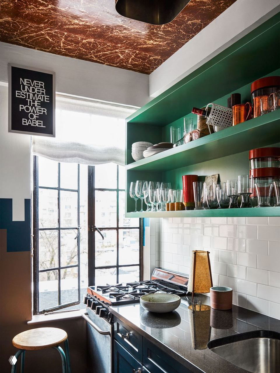 Кухня со стеклянными полками и зелеными акцентами, открытые стеллажи над столешницей показывают стеклянную посуду и баночки вместо верхних шкафов.