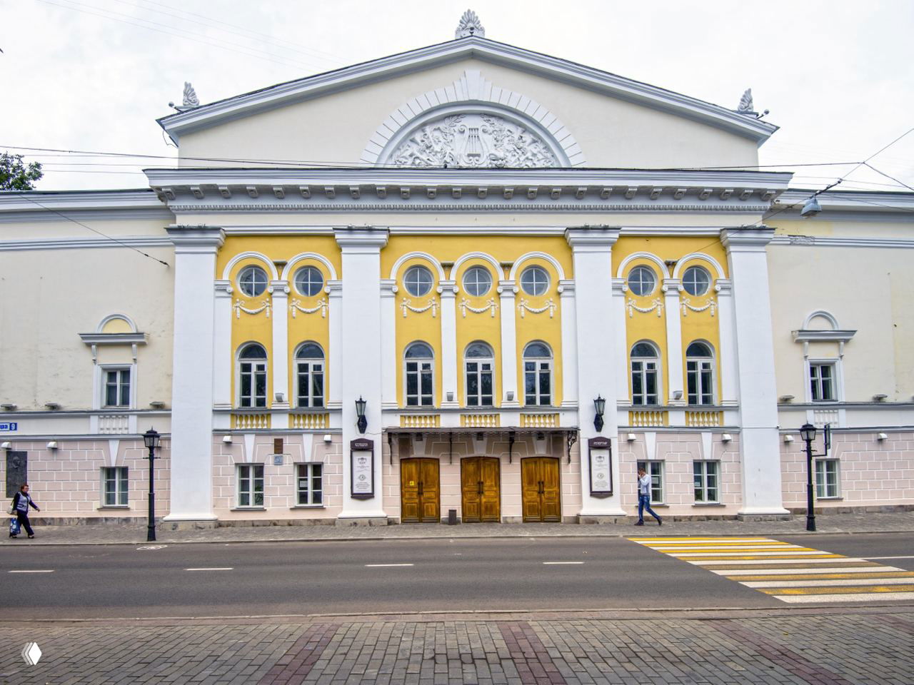 Крупный план фасада драмтеатра в Костроме с колоннами, арочными окнами и главным входом, вид с улицы