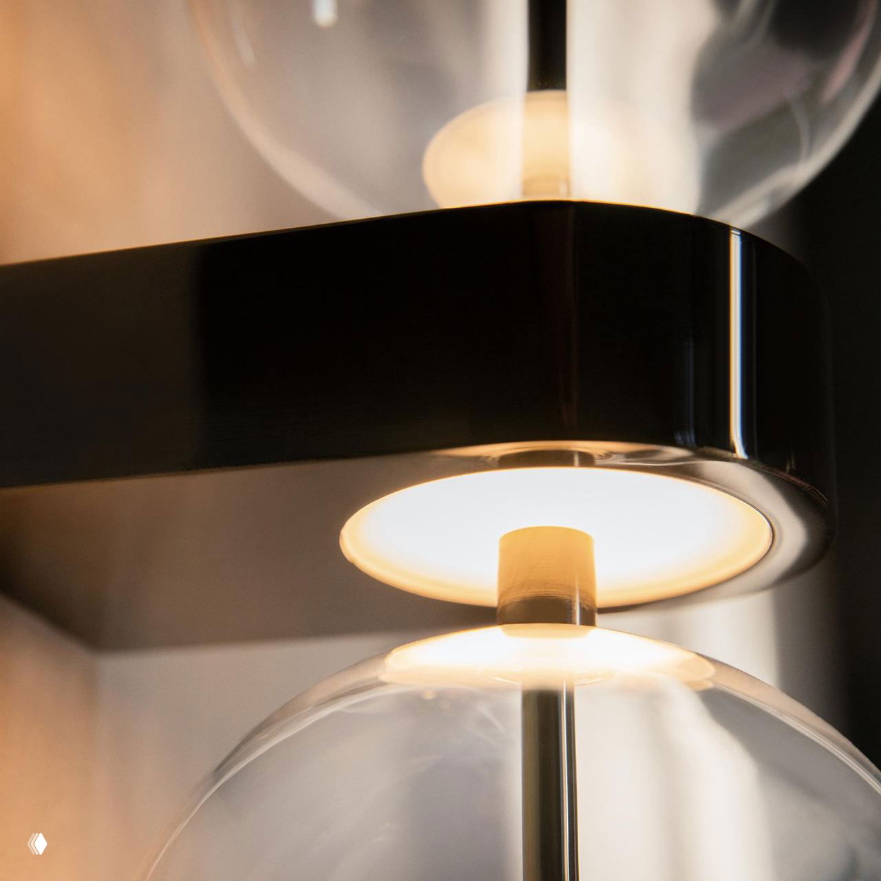 Крупный план стыка стеклянного шара и металлической вставки: видно рассеиватель, отражения и детализацию конструкции светильника Double Moon.