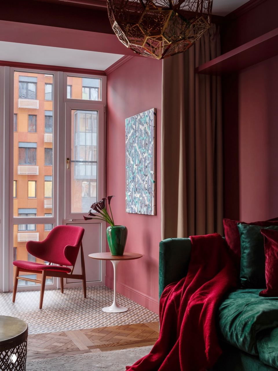 Уютный бордово‑зелёный интерьер с диванными текстурами и декоративными элементами, окно добавляет мягкий дневной свет.