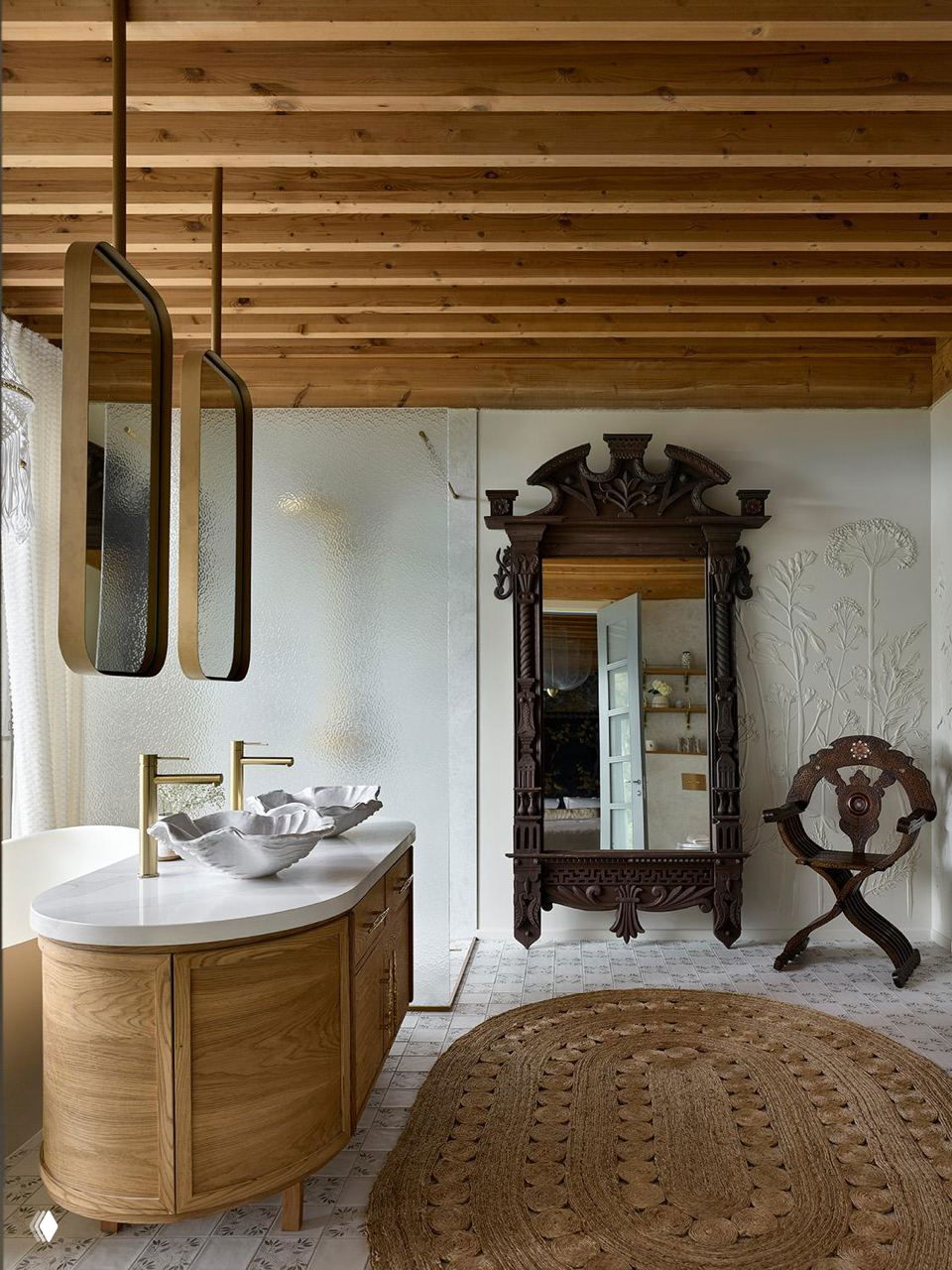 Ванная комната с овальной тумбой из светлого дерева, двумя подвесными зеркалами и резным тёмным зеркалом в классическом стиле; проект в Подмосковье.