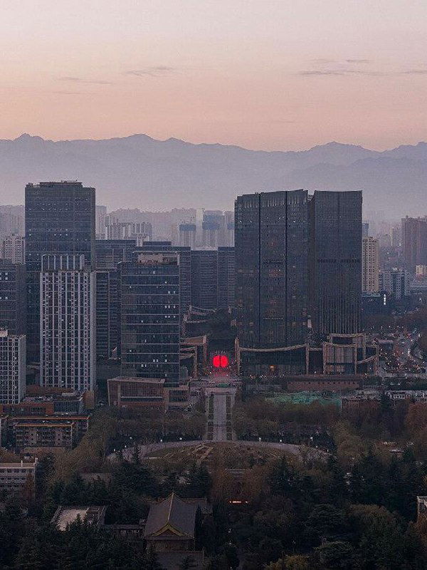 Красная сфера в Сиане: инсталляция SpY