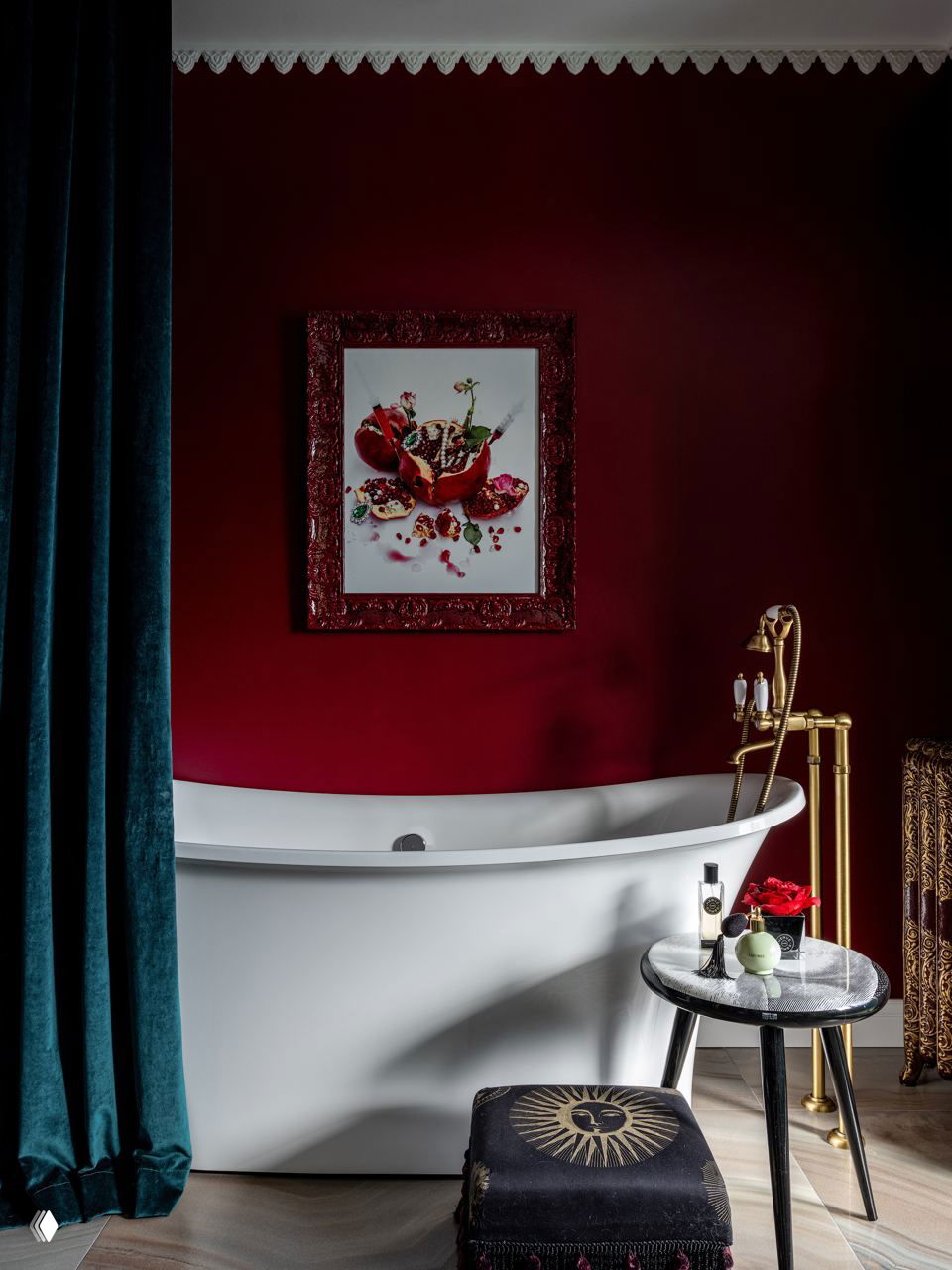 Ванная комната с белой ванной на фоне глубокого бордового тона, зелёные шторы и золотая фурнитура создают выразительный акцент.