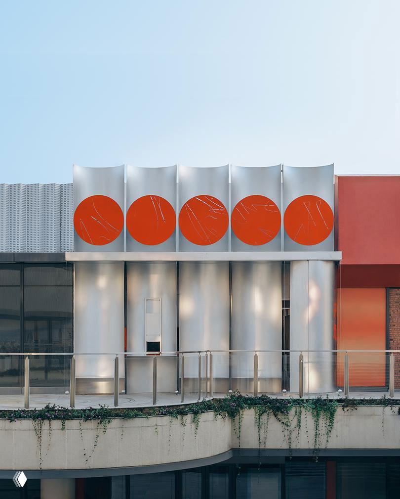 Два фасада и столы на рельсах: кафе в Китае