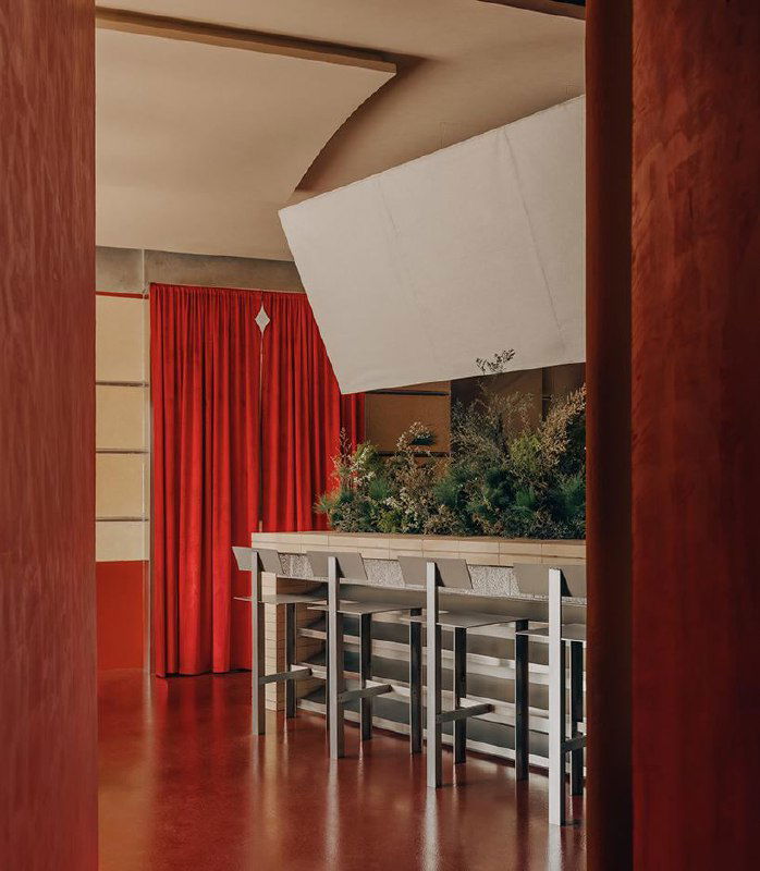 Изображение интерьера с цифровыми артефактами: видна структура столов и рельсов, часть кадра искажена помехами и цветовыми блоками.