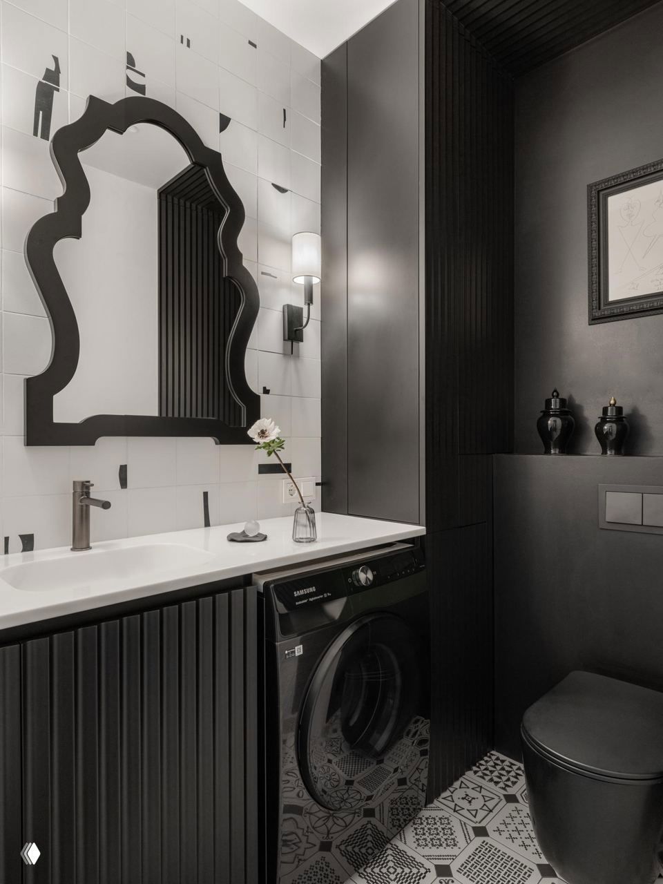 Ванная зона с тёмными декоративными элементами: умывальник в металлическом золотистом сосуде на старинном комоде и цветочный орнамент на обоях.