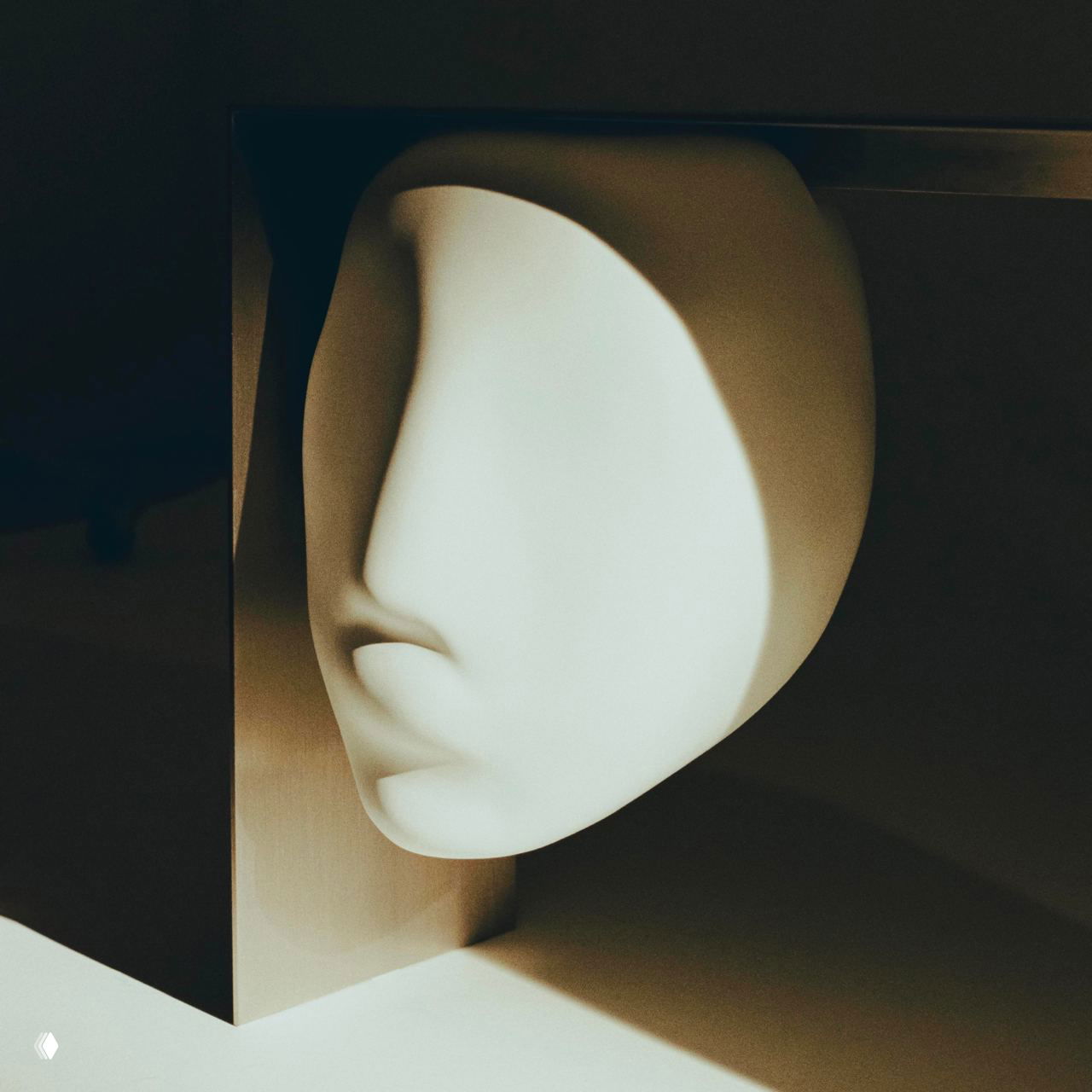 Крупный план гипсового лица под консолью Observation: фактура гипса, мягкая игра света и едва заметные черты лица на белом фоне.