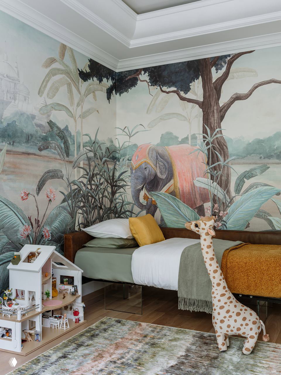 Темно-зелёная и горчичная палитра в детской с крупной настенной росписью (слон), игровой домик-кукольный дом и мягкая развивающая зона на полу
