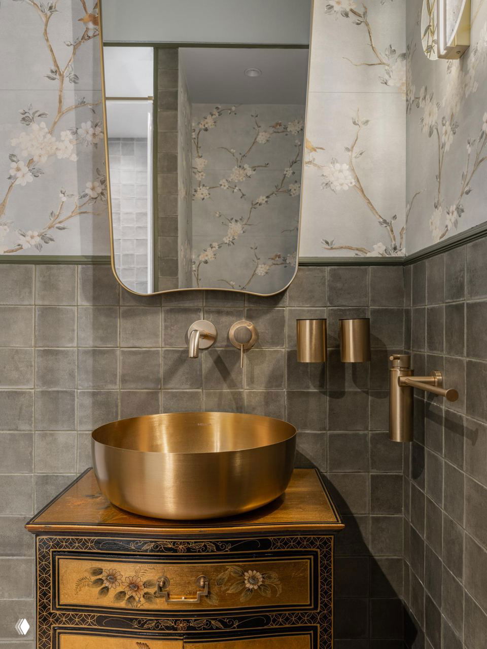 Детали интерьера туалета: монохромная ниша с декоративной картиной и парой чёрных керамических ваз на полке над инсталляцией унитаза.