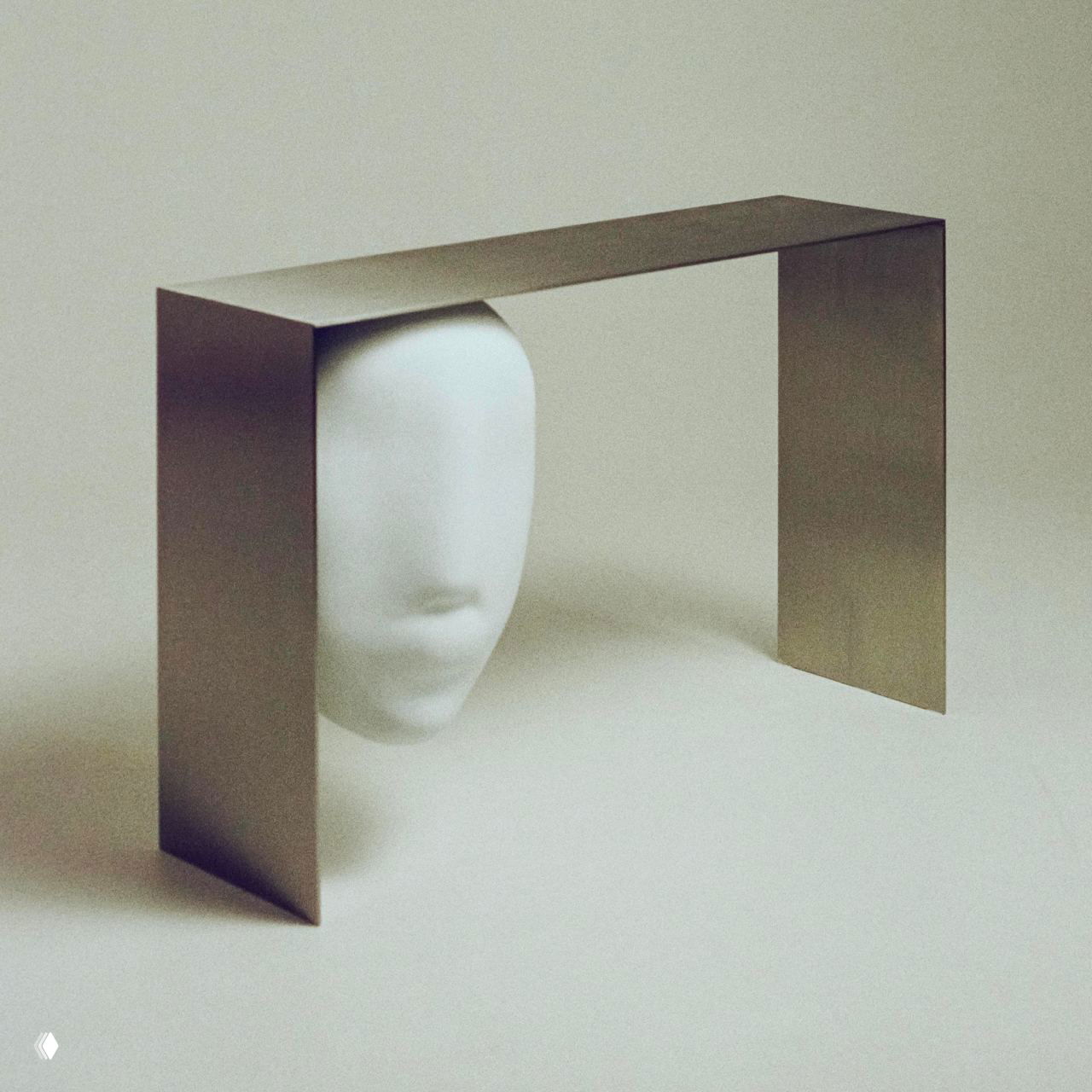 Минималистичная композиция: консоль с гипсовым лицом в низком ключе, акцент на форме, отражениях и контрасте металла с гипсом.