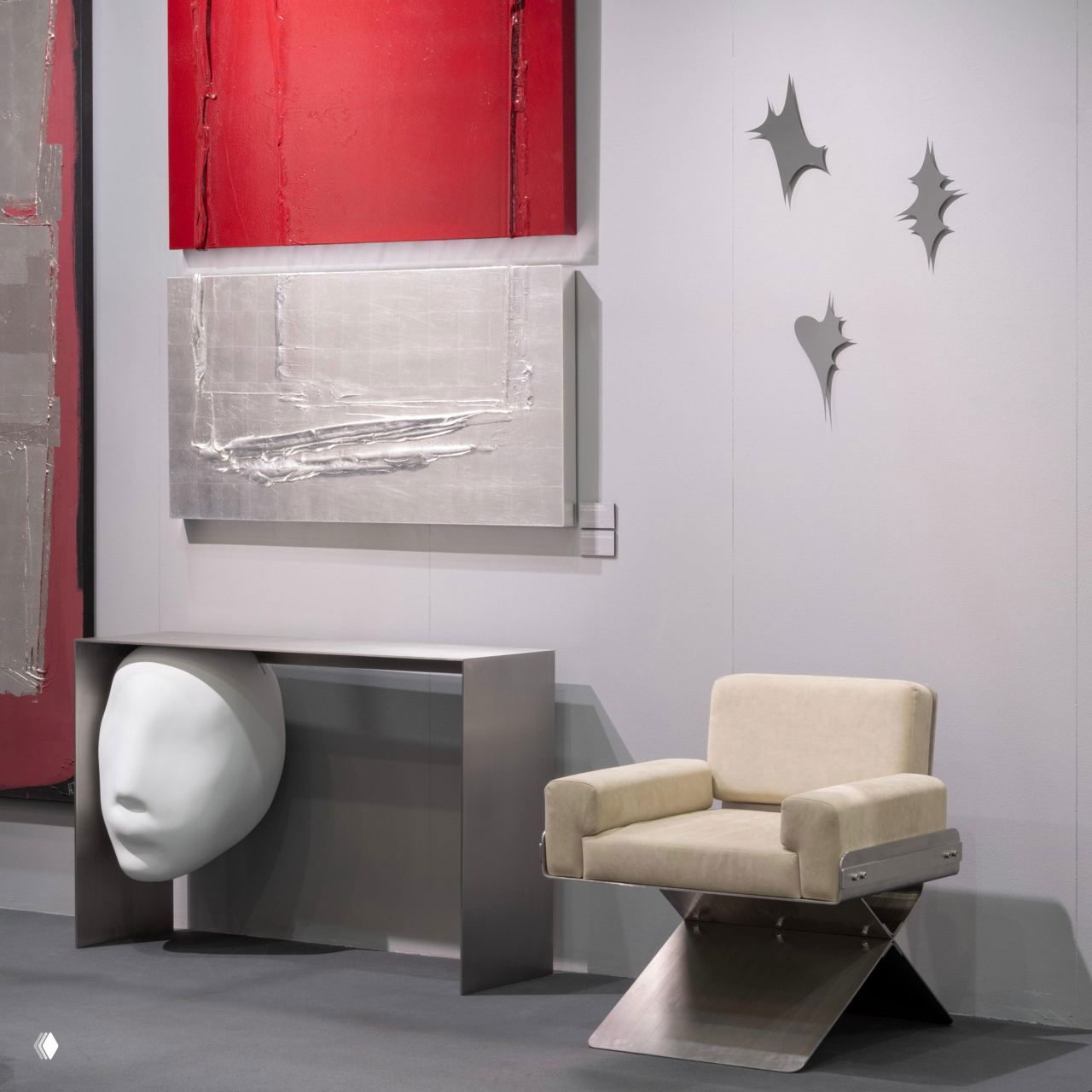 Стенд с консолью Observation и креслом на выставке Cosmoscow 2025: сочетание нержавеющей стали и гипса в инсталляции для Archipelago.