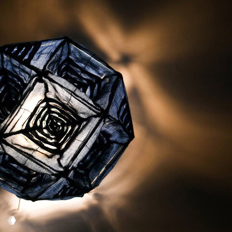 Макросъёмка одной из граней лампы Aoi: плотно и свободно плиссированные участки ткани создают объём и вариативную прозрачность.