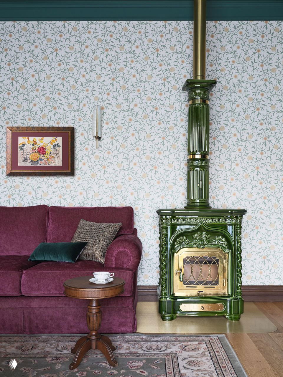 Интерьер в классическом стиле с зелёной блестящей изразцовой печью рядом с бордовым диваном, декоративным обоям и небольшим кофейным столиком.