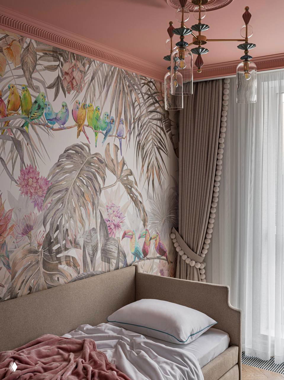 Нежная спальня с пастельной акцентной стеной, декоративные птицы и тропические листья в лёгкой цветовой гамме, плотные шторы и мягкая кровать.