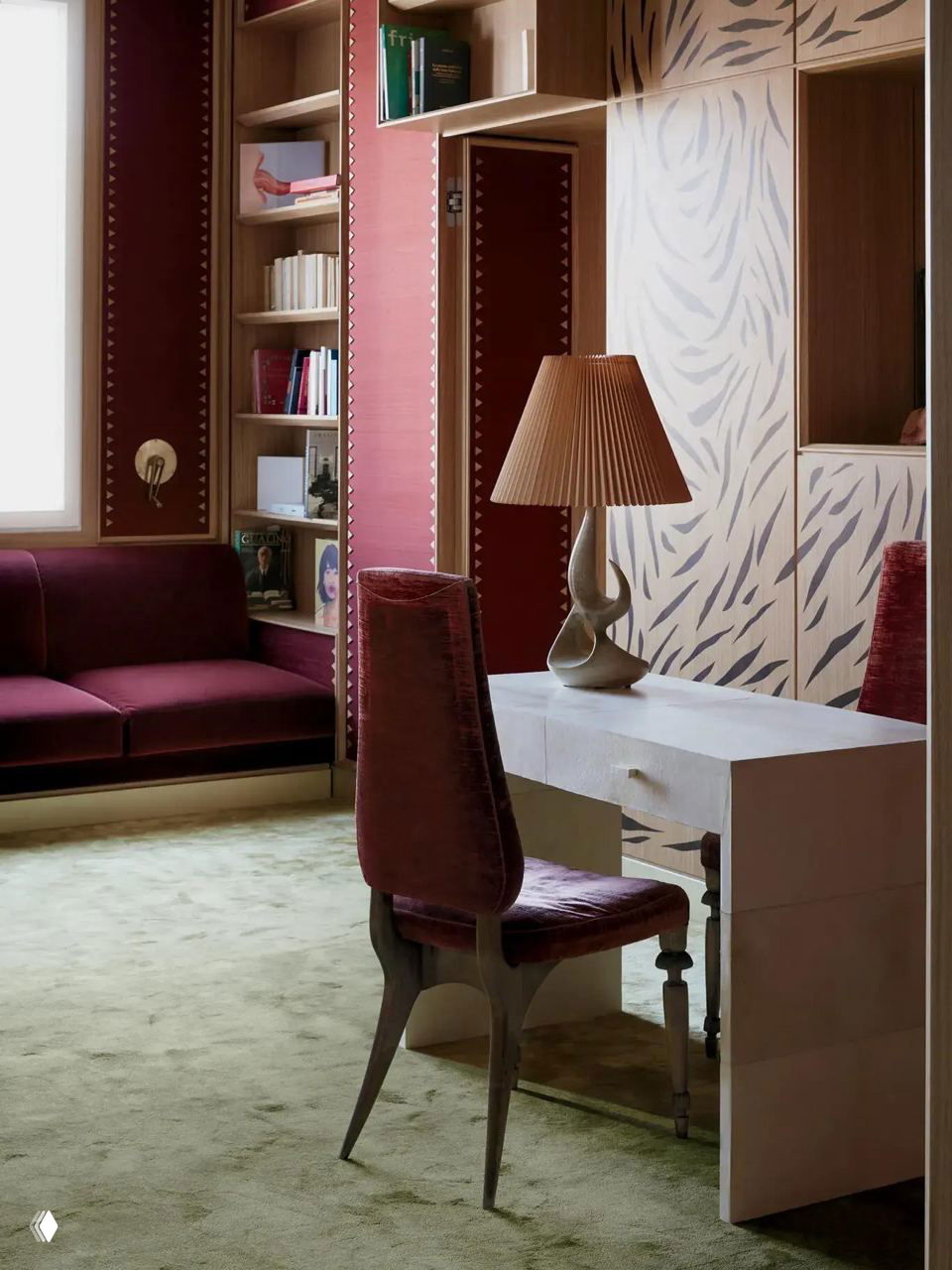 Небольшой кабинет с бархатным диваном и мягким зелёным ковровым покрытием, демонстрирующий вариант спокойного однотонного пола для уютных помещений.