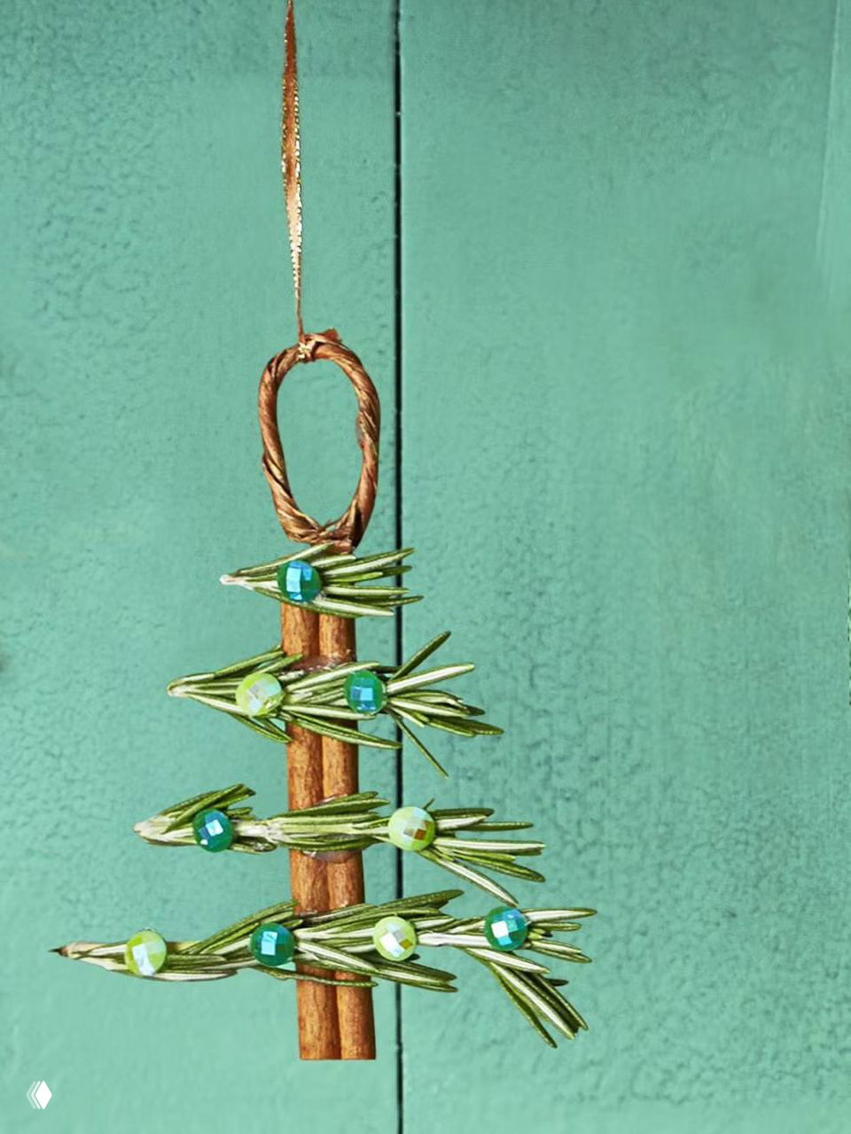 Подвесная игрушка из палочек корицы и зелёных игольчатых веточек, украшенная блестящими бусинами — натуральный вариант новогодней подвески.