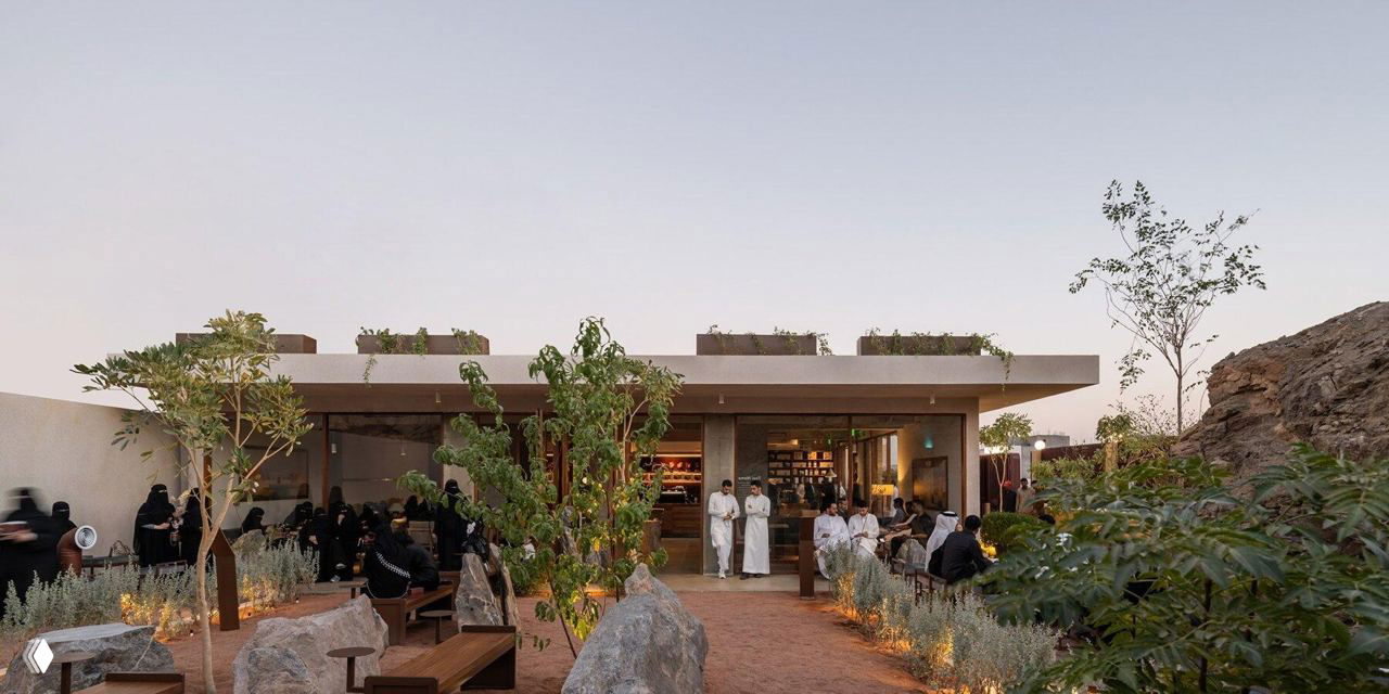 Скала внутри: кафе в Хаиле, где камни превратились в столы