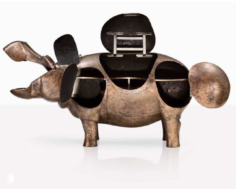 Открытая бронзовая скульптура‑бар в форме бегемота с откидными крышками и внутренними отсеками для посуды и бутылок; крупный боковой план на белом фоне.