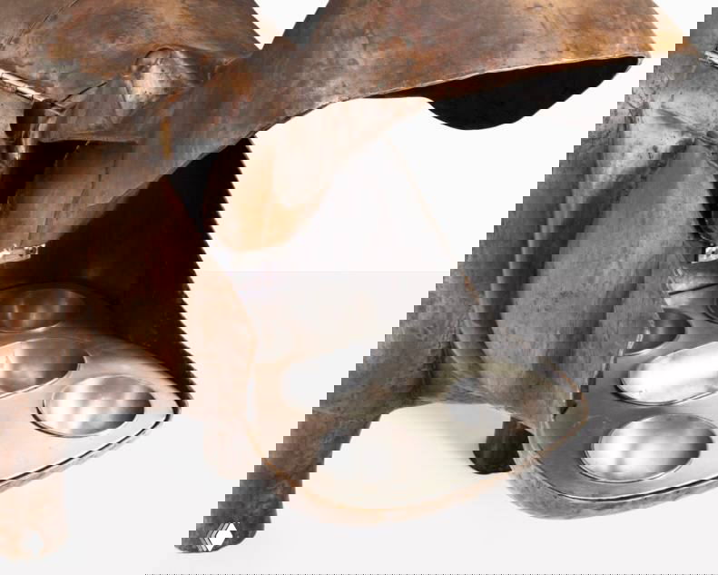 Крупный план внутреннего отсека бар-бегемота: металлические поддоны и выемки для стаканов внутри медного корпуса скульптуры, детали фурнитуры и отделки.