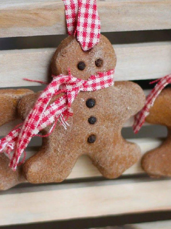 Крупный план текстурной композиции из войлока и декоративных элементов для изготовления простых и уютных ёлочных игрушек своими руками.