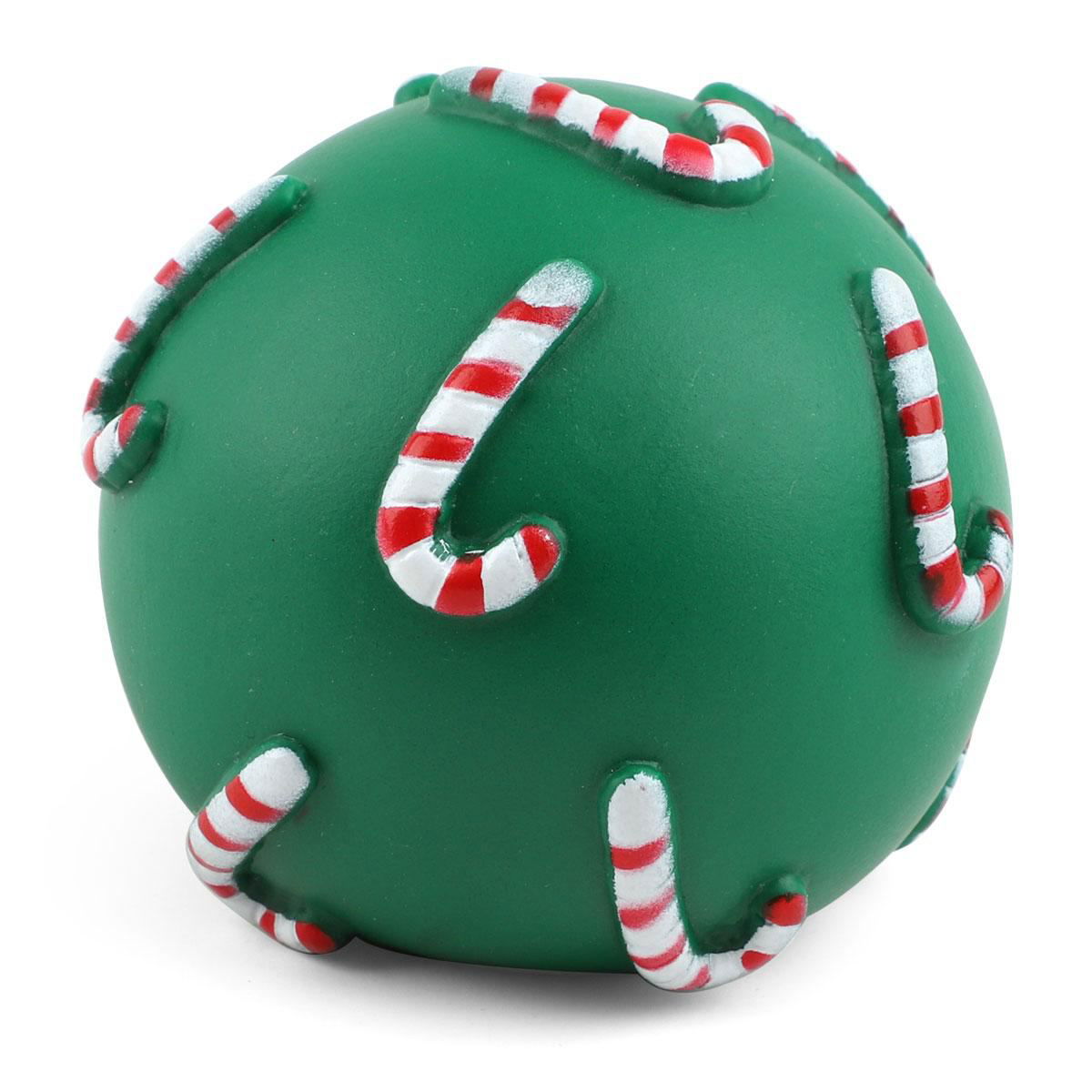 Зелёный мячик из термопластичной резины с декоративными конфетными тросточками, крупный план игрушки из новогодней линейки Triol для активной игры домашних животных